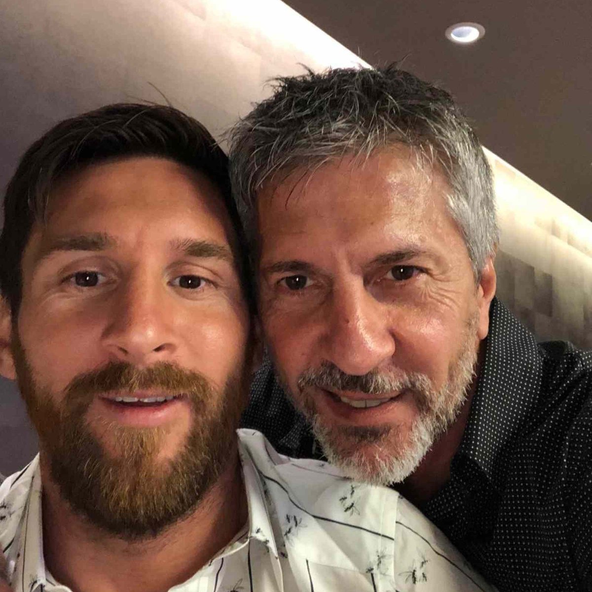 claudiosavoia's tweet photo. ROBARON COMPUTADORAS DEL URÓLOGO DEL PADRE DE MESSI ANTES DEL PARTIDO CON INGLATERRA

Desconocidos robaron computadoras y otros equipos del consultorio del urólogo Norberto Bernardo, médico que atiende a Jorge Messi. La Justicia investiga si el objetivo fue acceder a información de pacientes o simplemente sustraer el equipamiento.

Hay dos imputados que deberán declarar tras la feria judicial. Hasta el momento, los allanamientos ordenados por la Justicia Federal para recuperar los equipos no dieron resultados positivos