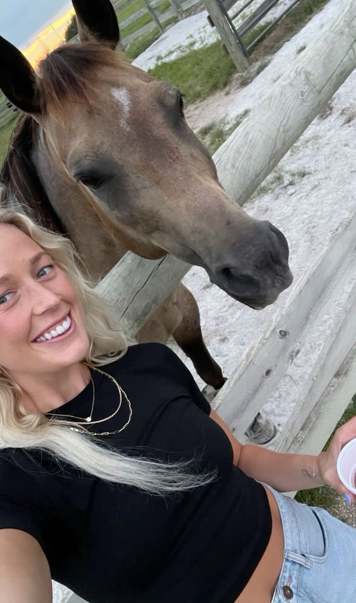 SophieEliCunni's tweet photo. I came for the sunset... stayed for the selfie with my new best friend. 🐴🤍 https://t.co/bHYFGf8evW