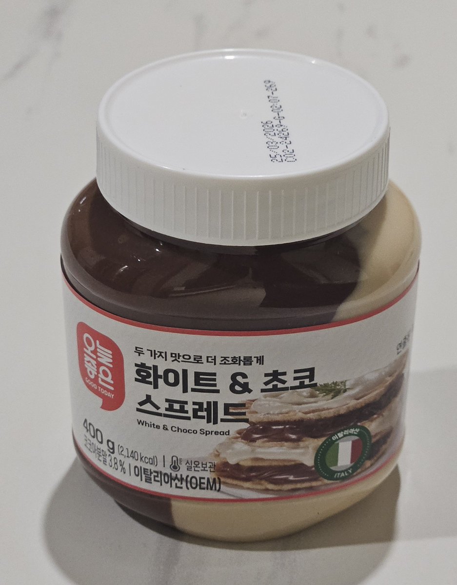 nyoungnyoung_D's tweet photo. 이거 어린 시절 최애 초콜릿이라 다시 먹고 싶어서 진짜 미친듯이 찾아헤맸는데 단종이라길래 엉엉 울다가

롯데마트에서 파는 화이트앤헤이즐넛 스프레드라는 걸 찾아냄

맛 똑같음 https://t.co/IUG8yD4ybx