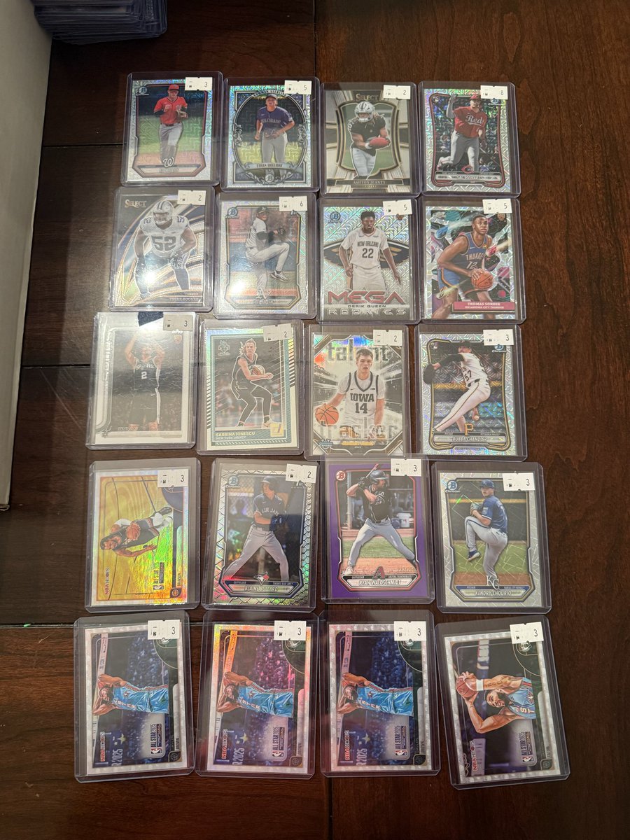 SandmanBen's tweet photo. If anyone is looking for a value box for shows or stack sales let me know. Roughly 750 cards all already priced and top loaded. Pictures are sample of what’s in it.

RT appreciated https://t.co/peuY9zP5E4