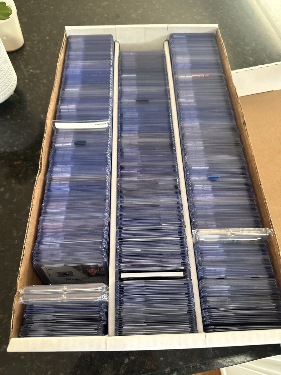 SandmanBen's tweet photo. If anyone is looking for a value box for shows or stack sales let me know. Roughly 750 cards all already priced and top loaded. Pictures are sample of what’s in it.

RT appreciated https://t.co/peuY9zP5E4
