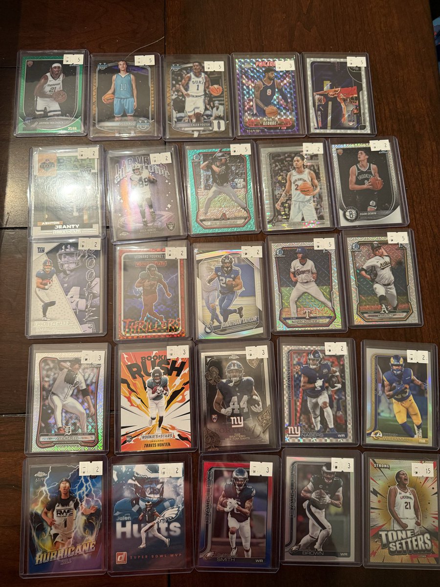 SandmanBen's tweet photo. If anyone is looking for a value box for shows or stack sales let me know. Roughly 750 cards all already priced and top loaded. Pictures are sample of what’s in it.

RT appreciated https://t.co/peuY9zP5E4
