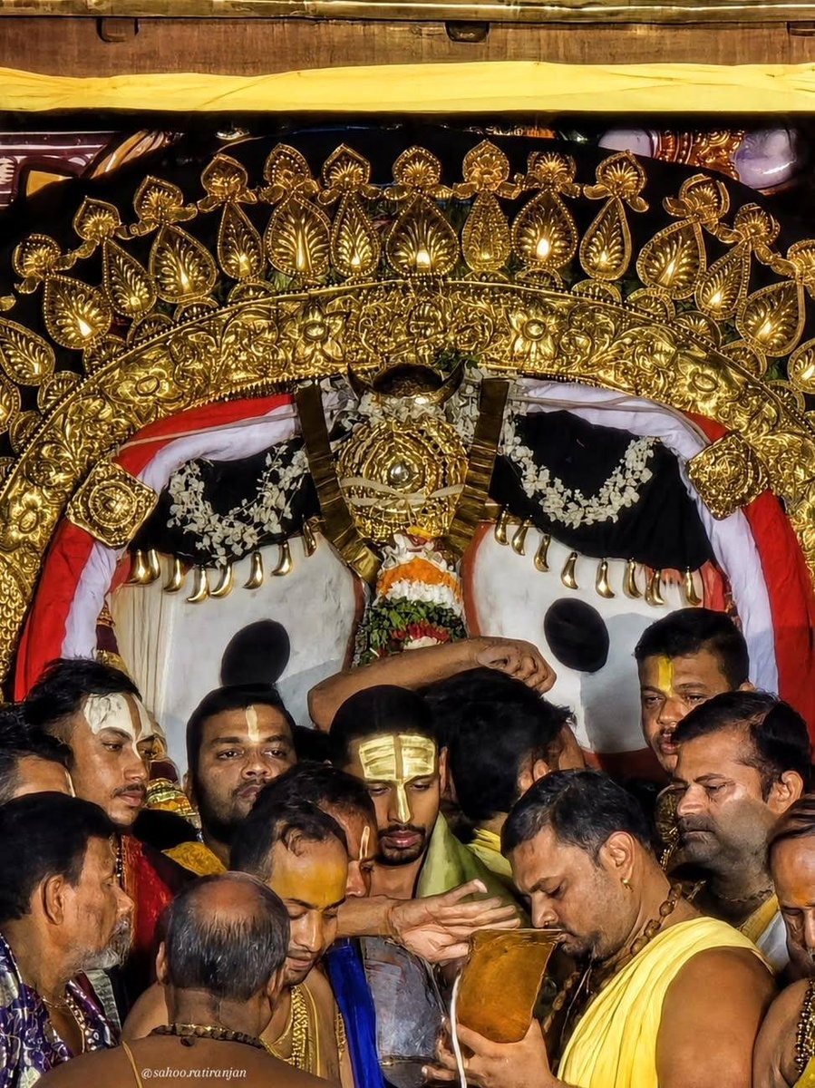 odiajagat's tweet photo. ସୁନା ବେଶ ରେ ଜଗତ ର ନାଥ ଶ୍ରୀ ଜଗନ୍ନାଥ ମହାପ୍ରଭୁଙ୍କର ଶ୍ରୀମୁଖ ଦର୍ଶନ 🥰😍🙏 

#Sunabesha 
#SunaBesa 
#ସୁନାବେଶ https://t.co/QrNESowPnH