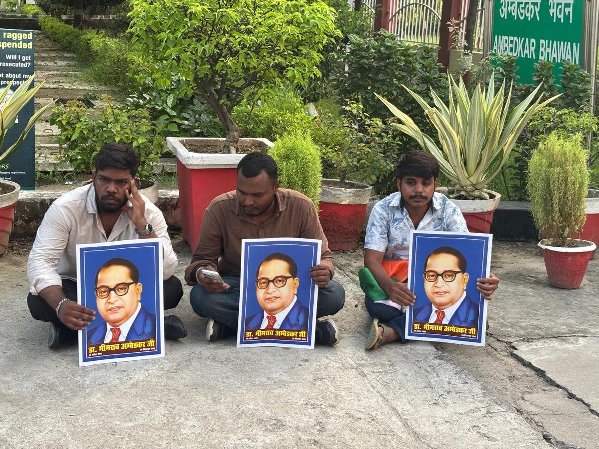 saurabh_Dhanuk_'s tweet photo. BBAU लखनऊ प्रशासन की करवाई ।  एक छात्रा की फूड प्वाइजनिंग से मृत्यु की सूचना पर छात्र जब न्याय की आवाज उठाने पहुंचे तो विश्वविद्यालय से निष्कासित कर दिया जाता है और 30 छात्र-छात्राओं पर fir दर्ज  हो जाती है @RahulGandhi @yadavakhilesh 
@BhimArmyChief 
@abhijeet_dipke https://t.co/w7OQSJowEX