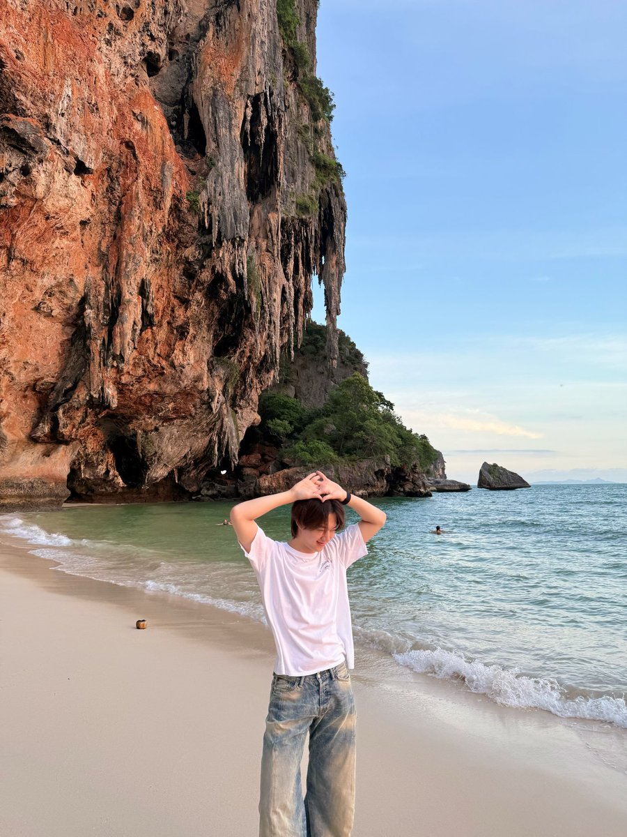 KoonlagarnC's tweet photo. HBD นะน้องนิว  มี๊ขอให้หนูมีสุขภาพแข็งแรง มีความสุขมาก ๆ เฮง ๆ รวย ๆ สวย ๆ หล่อ ๆ นะลูก 🥳🎂🥳😼🥳 @CwrNew

#NuNew
#25HBDNuNew https://t.co/MUb6SMIDqP