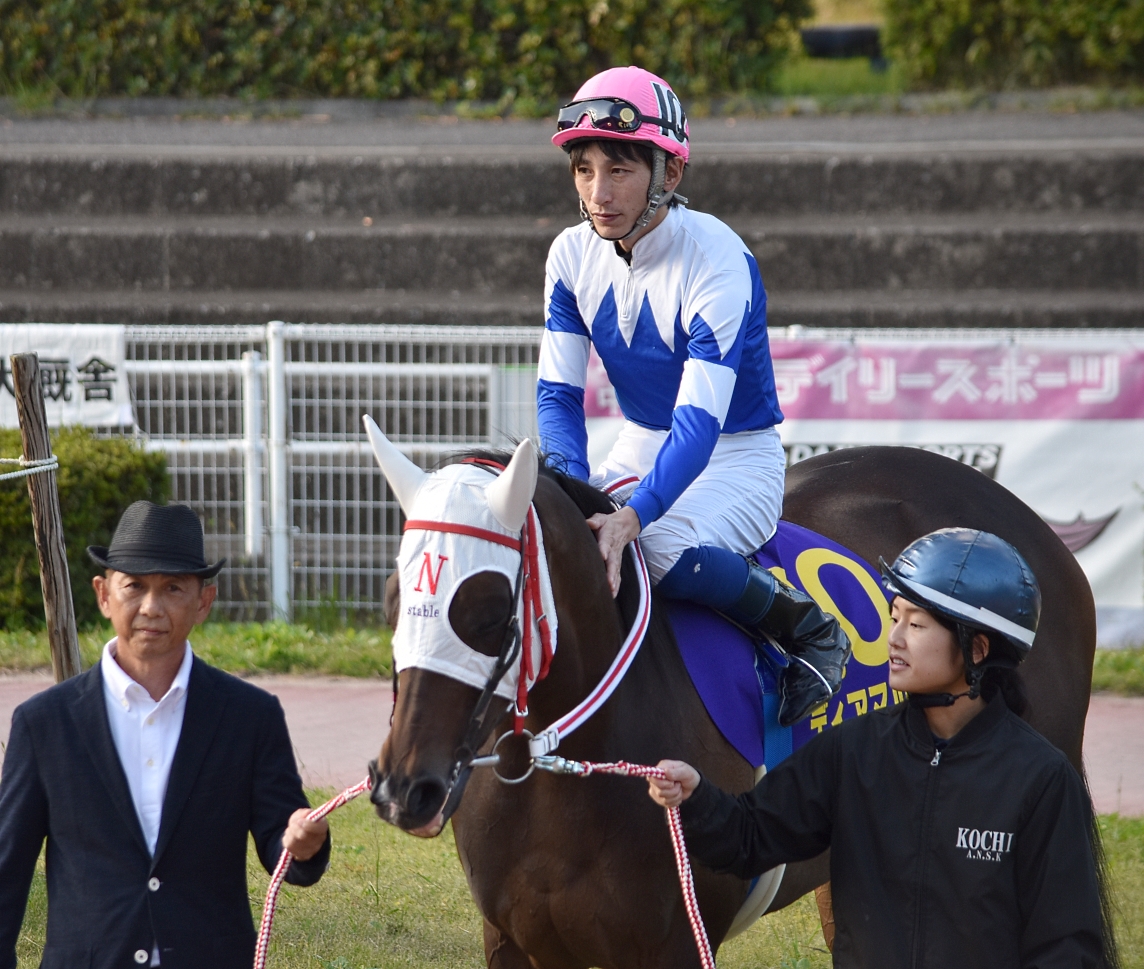tttt0145's tweet photo. 明日で引退の佐原秀泰騎手。
寂しくなります🥲

高知競馬に移籍して約１３年、
書ききれない程の思い出はあるのですが

①なんといってもディアマルコ
②昔はバルおじとも良くコンビ組んでたっけ
③ルイちゃん引退式の時の公開プロポーズとか🥰

#高知競馬
#佐原秀泰 https://t.co/qfV1ep71ym