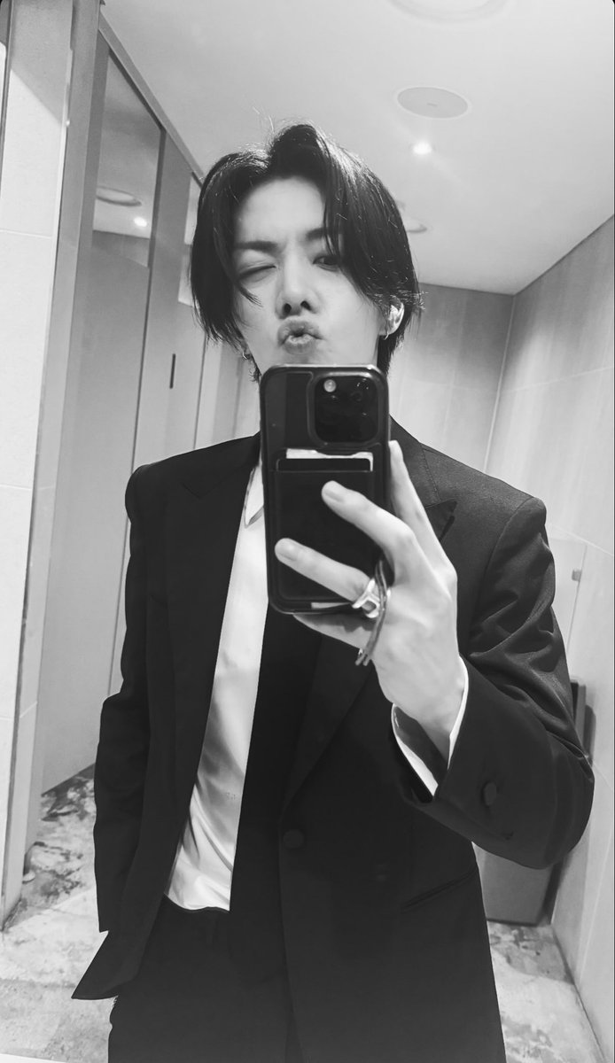 yutapics's tweet photo. #YUTA IG story update https://t.co/BolQEVEwga