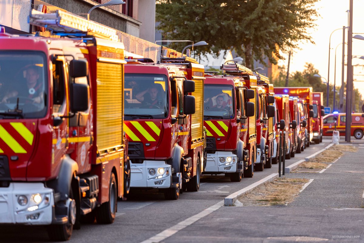 L_ThinkTank's tweet photo. ❗️ [ 🇫🇷 FRANCE ]

🔸 De nombreux renforts de sapeurs-pompiers venus de nombreux départements sont déployés en Gironde et dans les Landes pour lutter contre les gigantesques incendies qui ravagent des dizaines de milliers d'hectares, comme ici avec les sapeurs-pompiers de Paris. https://t.co/IVDCgrhDkt