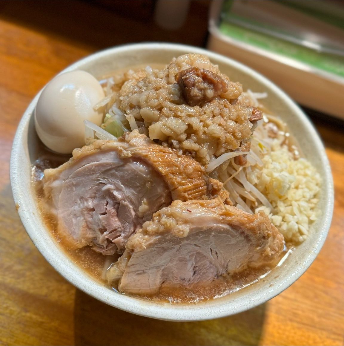 okinawa_marchi's tweet photo. 明日！7/26(日)
まるつジロー　非乳化ver

現在の予約人数約90名様
ありがとうございます！

明日も10時〜　店内記帳で予約出来ます！
残り30食程！13時以降空いてます👍

🍜メニュー
らーめん
汁なし
うずら
味付きアブラ飯
ピリ辛天かす
味付き生卵
スライスチーズ

ご来店お待ちしております🙇 https://t.co/O4RhVn3kY8