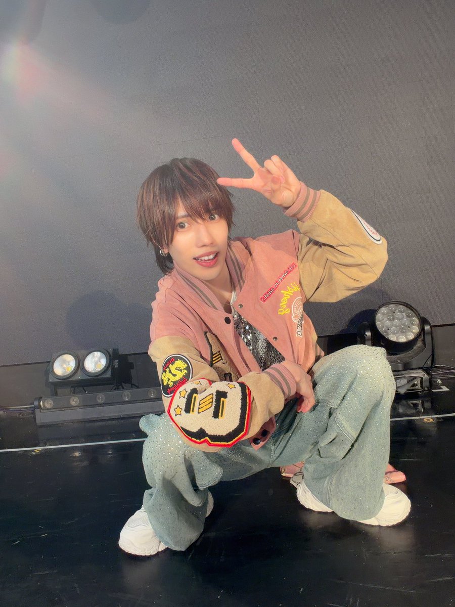PH__AITO's tweet photo. 今日はPOP HOPPER新体制ライブ、本当にありがとうございました！🩷

今日という日をみんなと迎えられたこと本当に嬉しかったよ！！

ステージから見えた景色は忘れられない最高の景色でした✨

待っていてくれたみんな変わらず信じてついてきてくれて今日この日を迎えてくれて本当にありがとう！
みんなの顔を見た瞬間会えてうれしーって気持ちでいっぱいになったよ☺️

すんごいすんごい嬉しかった！！
これからも一緒にいてほしいって改めて強く思いました🩷

気になってきてくれた子もここからが新たなスタートラインなので一緒に思い出作ってくれると嬉しいです！

ここからが新しいスタートです！
これから一緒にたくさん思い出を作っていけたら嬉しいです😊

そして招待してくれた子本当にありがとう！！

特典のために友達に声をかけてくれたり、「一人でも多くの人に見てもらいたい」って一緒に動いてくれたり
みんなが俺のために時間を使って、行動してくれていたこと本当に嬉しかったです！本当にありがとう！

もっともっと上を目指して、もっとたくさんの人にPOP HOPPERを知ってもらって、最初から応援しててよかったってそう胸を張って言ってもらえるグループになります！

俺は本気でPOP HOPPERをもっともっと上に行けるグループにしたいです。

俺もそしてメンバーみんなで成長してこれからもっと最高の景色をみんなに見せます！

だからこれからも一緒に歩いてくれたら嬉しいです！

今日会いに来てくれたみんな、本当にありがとうございました！

これからも奥山愛翔らしく、全力で頑張ります🩷👑