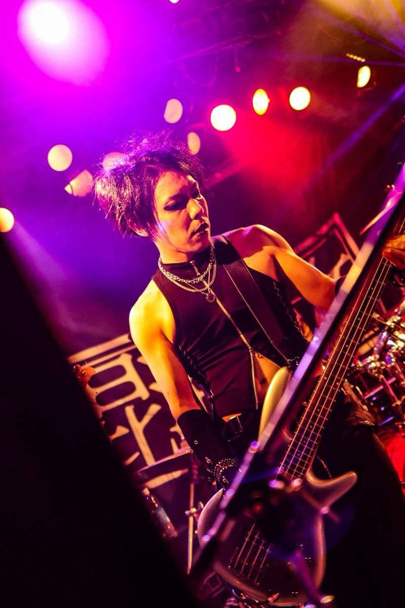 naoetoSadies's tweet photo. 混沌少年ライブでした。
一部、二部共にクッソ楽しかったー😆😆
最後は急遽、見に来てくれてた混沌少女メンバー達も参加してくれて凄く感慨深いライブになりました。

次は福岡DRUMBe-1、B.9V1‼️

死ぬ気で行きます。

#混沌少年
#混沌少女
#新高円寺LOFTX
#IDOLintheDARK https://t.co/7JLwFzd3AW