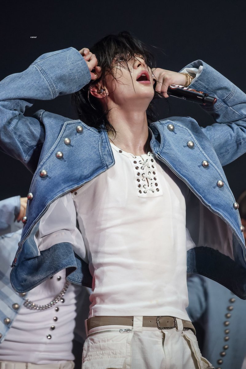 hynjinsuniverse's tweet photo. hyunjin aura on stage🔥

~ 260725 RUN IT SEOUL D-1 #hyunjin https://t.co/3TdDoeMBbX