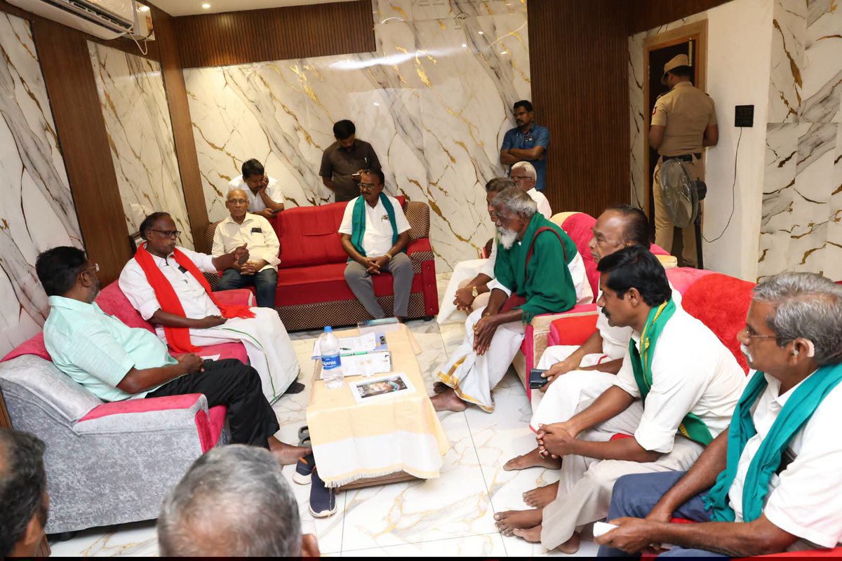 thirumaofficial's tweet photo. விவசாய சங்க தலைவர்கள் இன்று அம்பேத்கர் திடலில் மரியாதை நிமித்தமாக சந்தித்து கோரிக்கைகளை முன்வைத்தனர். https://t.co/SFPvq5gnDx