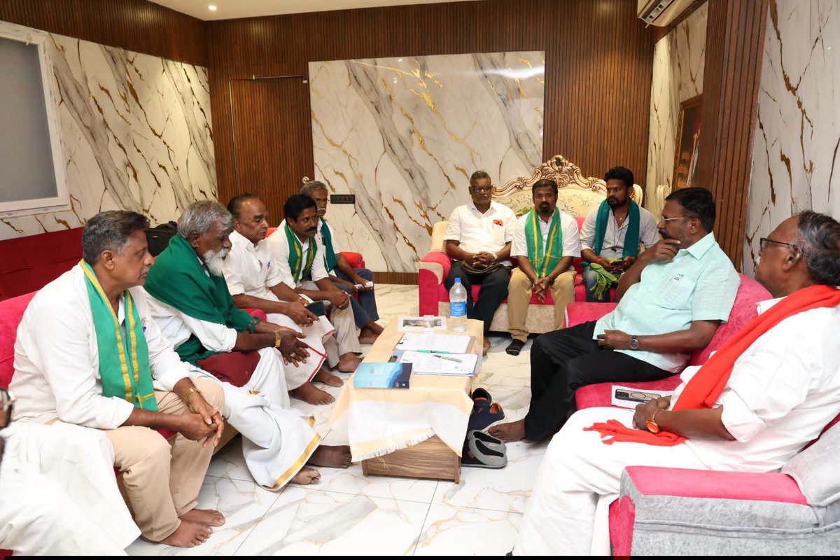 thirumaofficial's tweet photo. விவசாய சங்க தலைவர்கள் இன்று அம்பேத்கர் திடலில் மரியாதை நிமித்தமாக சந்தித்து கோரிக்கைகளை முன்வைத்தனர். https://t.co/SFPvq5gnDx