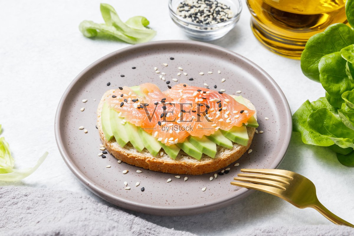 ps8167242125645's tweet photo. Just discovered the perfect 10-minute weeknight meal — creamy avocado toast topped with flaky sea salt and fresh cilantro. Quick, tasty, and way better than takeout!， https://t.co/tr5a6MDp9v