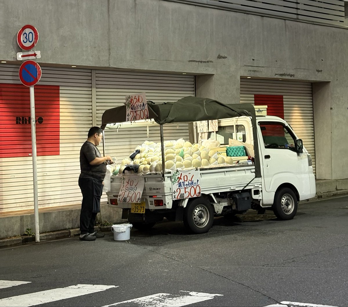 g_star_loy's tweet photo. 池袋のビックカメラとパルコの間で
メロン2個500円を発見
交番に駆け込み呼んできました👮‍♀️

この間の梨の事件を知って
怪しい人たちを許しません🙅

今回は交番に行きましたが
110番する方が警視庁の履歴にも載り、
近くのパトカーが向かってくれるそうです。

#梨　#メロン　#盗難　#許さない https://t.co/8dvl0XXoHf