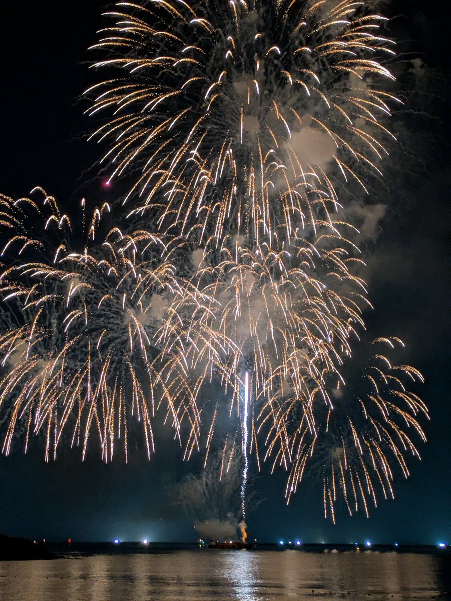 Wqkpc4vAmJLEOm1's tweet photo. 今年も岩美の花火綺麗だった🤩✨✨✨🥹✨✨✨ https://t.co/RKFEMaly6y