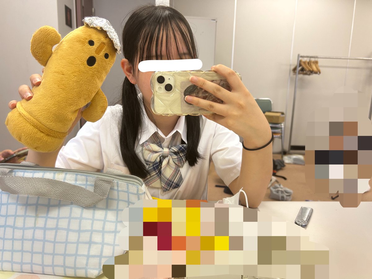 pi_uchan's tweet photo. これは今日楽屋で撮りました
最近部活内でこのはにわちゃんが流行ってる https://t.co/1g0fjUgMHJ