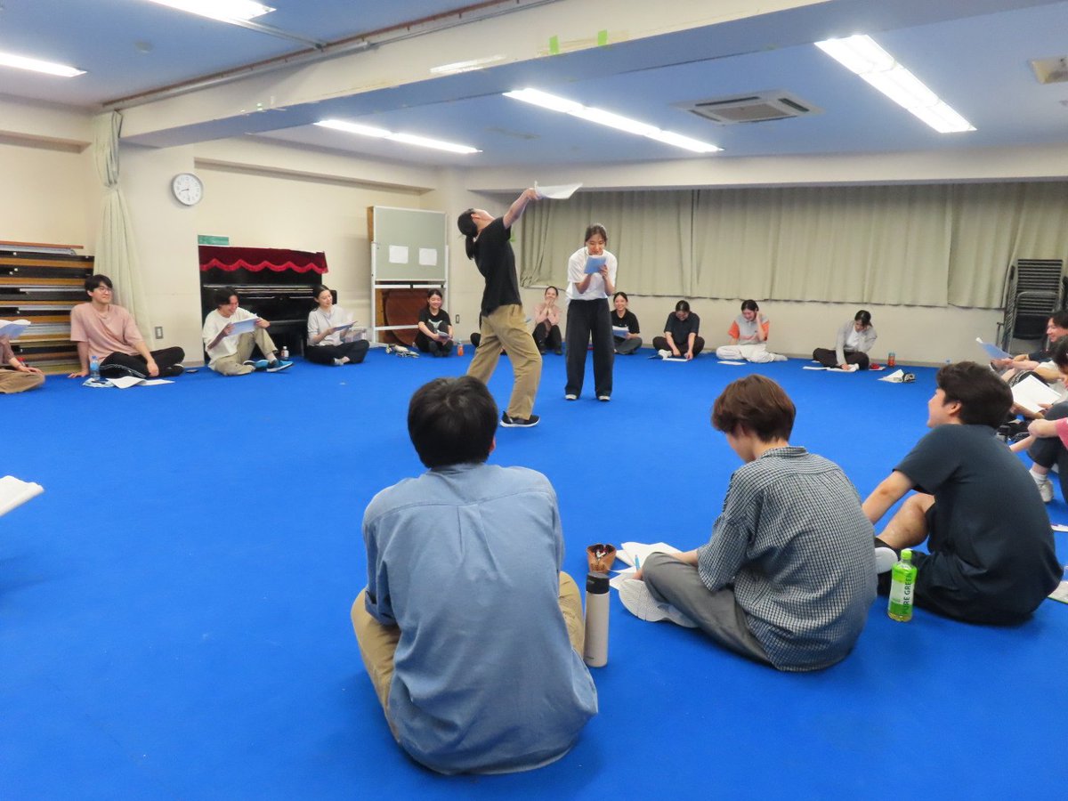4n3kueda's tweet photo. 文学座附属演劇研究所66期本科。
前期の授業最終日でした。
最終日は、10月の稽古場発表に向けての授業。
昨年は3分の発表のみでしたが、今年は台本を令和の研究生のために改訂して、新たな逆説を作ります。 https://t.co/lRLsrUUyv7