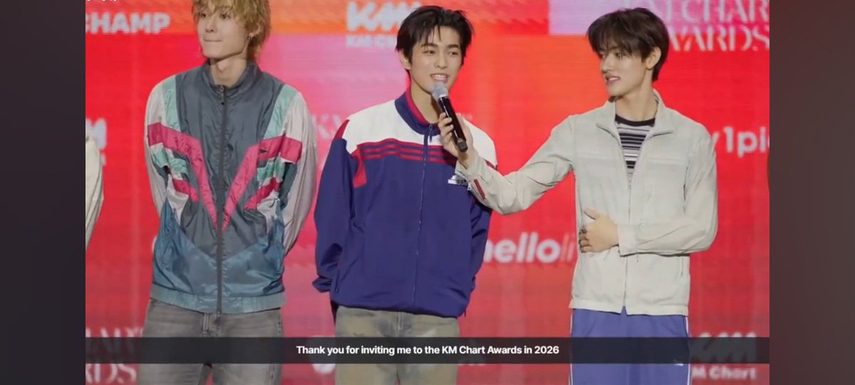 HytWlfrhh's tweet photo. Keonho got a broken finger n started actin' like his whole arm was cooked. 😂 Ain't no way he had someone hold the mic for him on the red carpet like his shoulder was broken too. Then at the Daesang bro wouldn't let go of the trophy for a sec, https://t.co/acibqI9Z8m
