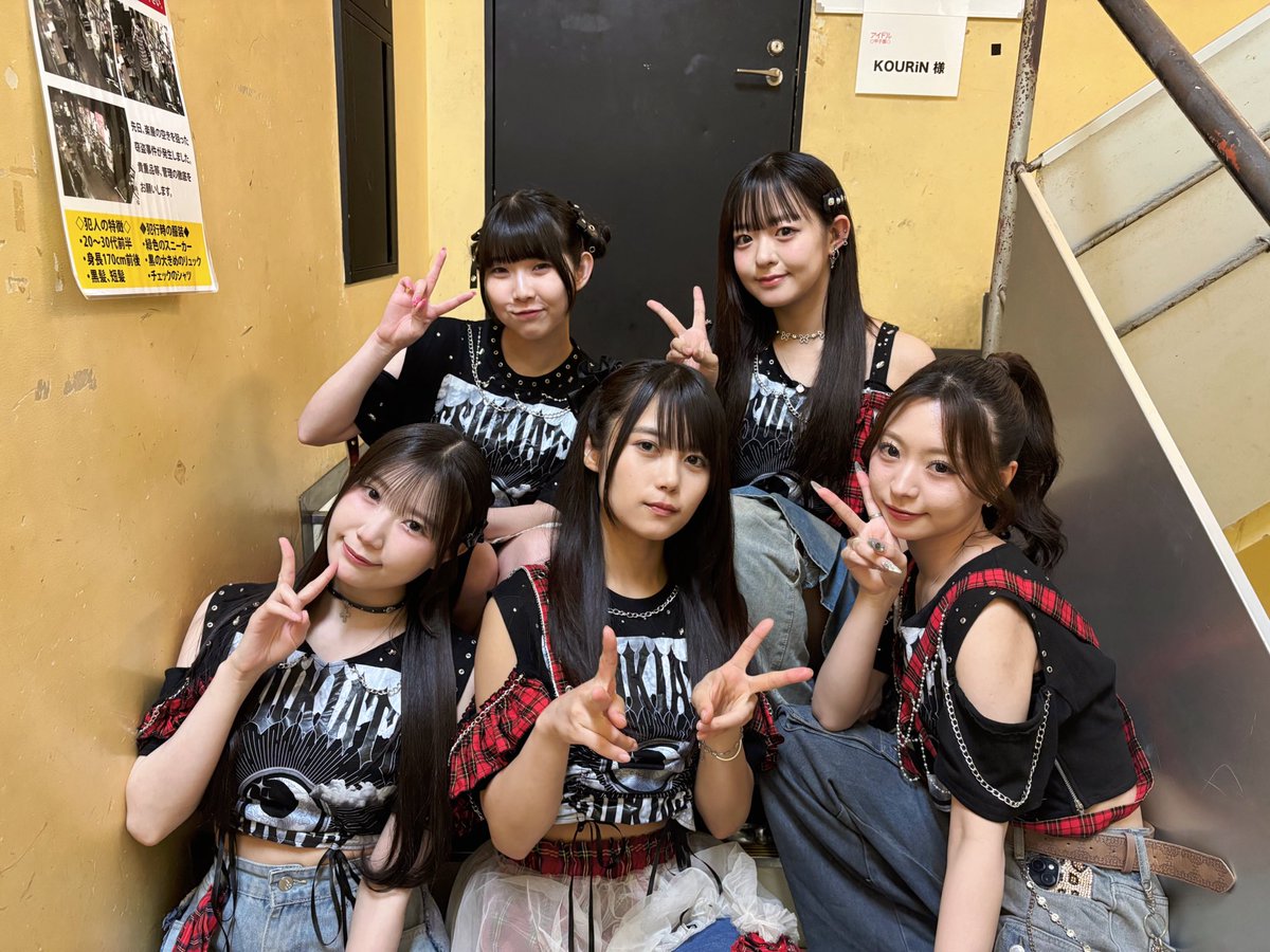 tsukiato_staff's tweet photo. 本日はこちらのライブに出演させていただきました！
土曜日にお越しくださりありがとうございました！

#今日のツキアト セトリ

1. My Monster 
2.オーバーキル 
3. Dream High! 
4. Days. 
5. Next Phase 
6. VOCE 

明日も渋谷でライブがございます。
夜遅いですが、お越しください🌙
お待ちしてます！

#ツキアト