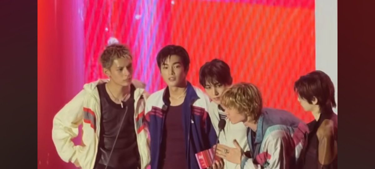 HytWlfrhh's tweet photo. Keonho got a broken finger n started actin' like his whole arm was cooked. 😂 Ain't no way he had someone hold the mic for him on the red carpet like his shoulder was broken too. Then at the Daesang bro wouldn't let go of the trophy for a sec, https://t.co/acibqI9Z8m