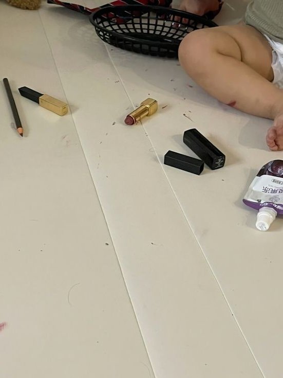 xeesoxeex's tweet photo. My makeup didn’t survive motherhood. Lily said luxury makeup is overrated anyway. Itʼs fine, perhaps it’s a sign she’s destined to be a supermodel like her father. https://t.co/lioVe0BgPp