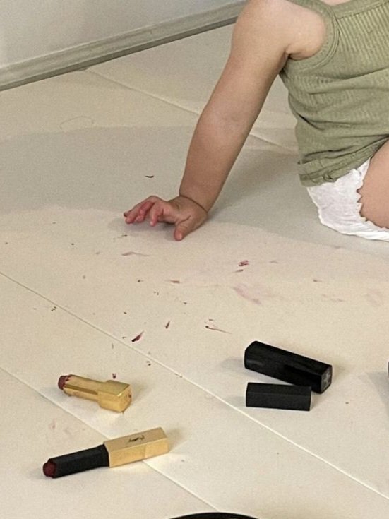 xeesoxeex's tweet photo. My makeup didn’t survive motherhood. Lily said luxury makeup is overrated anyway. Itʼs fine, perhaps it’s a sign she’s destined to be a supermodel like her father. https://t.co/lioVe0BgPp
