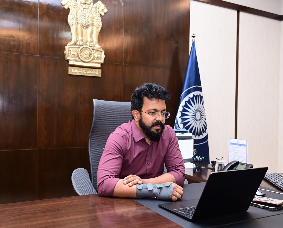CollectorGuntur's tweet photo. జిల్లాలో మధ్యాహ్న భోజన పథకాన్ని మరింత నాణ్యతగా, పరిశుభ్రంగా అమలు చేయడానికి స్మార్ట్ కిచెన్‌ల ఏర్పాటుకు ప్రణాళికలు రూపొందిస్తున్నట్లు జిల్లా కలెక్టర్ & జిల్లా మేజిస్ట్రేట్ శ్రీ సి.యం. సాయికాంత్ వర్మ గారు తెలిపారు. ఈ అంశంపై సంబంధిత అధికారులతో నిర్వహించిన వీడియో కాన్ఫరెన్స్‌లో స్మార్ట్ కిచెన్‌ల ఏర్పాటు, అవసరమైన స్థలాల గుర్తింపు, మండలాల వారీగా పాఠశాలలు మరియు విద్యార్థుల వివరాల సేకరణపై దిశానిర్దేశం చేశారు. ఈ కిచెన్‌ల ద్వారా మధ్యాహ్న భోజనాన్ని సురక్షితంగా, పరిశుభ్రంగా తయారు చేసి పాఠశాలలకు సరఫరా చేయనున్నట్లు తెలిపారు.

స్మార్ట్ కిచెన్‌లలో స్వయం సహాయక సంఘాల సభ్యుల ద్వారా ఆహార తయారీ చేపట్టనున్నట్లు పేర్కొన్నారు. వంటలో ఏర్పడే వ్యర్థాలను బయోగ్యాస్ ఉత్పత్తికి వినియోగించడంతో పాటు, ప్రకృతి వ్యవసాయంలో పండిన కూరగాయలను ఉపయోగించేందుకు చర్యలు తీసుకోవాలని సూచించారు. అక్షయపాత్ర సంస్థ సేవలు అందని మండలాలకు ఈ స్మార్ట్ కిచెన్‌ల ద్వారా భోజనం సరఫరా చేయనున్నట్లు తెలిపారు. మొత్తం ప్రక్రియను యాప్ ద్వారా పర్యవేక్షించనున్నట్లు చెప్పారు. ఈ సమావేశంలో జాయింట్ కలెక్టర్ శ్రీ అశుతోష్ శ్రీవాస్తవ గారు, జిల్లా విద్యాశాఖ అధికారి శ్రీ సలీం భాషా గారు, జిల్లా పౌర సరఫరాల అధికారి శ్రీమతి పి. కోమలి పద్మ గారు, జిల్లా వ్యవసాయ అధికారి శ్రీమతి ఎం. పద్మావతి గారు, ఉద్యాన శాఖ ఉప సంచాలకులు శ్రీ రవీంద్ర బాబు గారు తదితరులు పాల్గొన్నారు.
#SmartKitchen #MidDayMeal #BioGas #NutritionFood #CollectorGuntur #GunturUpdates