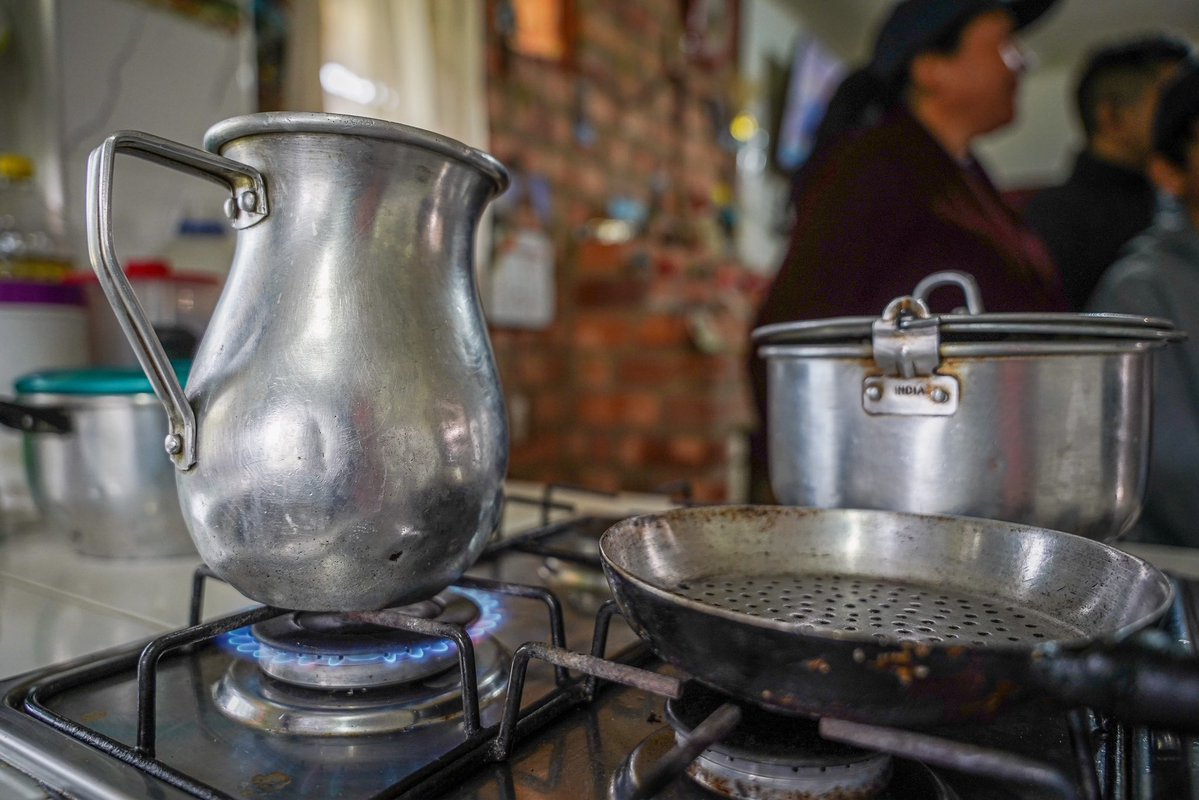 JorgeEmilioRey's tweet photo. A nuestra llegada a #Cucunubá, lo primero que hicimos fue visitar a doña María Ángel, en la vereda Buita, para comprobar cómo el gas natural transforma la economía de los hogares. Como ella, 840 familias dejaron de comprar gas GLP en cilindro para pagar una factura de gas natural domiciliario, reduciendo hasta en un 70 % el gasto mensual en este servicio. Un ahorro que hoy pueden destinar a las demás necesidades de sus hogares.

Gracias a una inversión de $5.200 millones, realizada por nuestro gobierno, junto con el alcalde Alexander Bello, la Secretaría de Energías y Minería Sostenible y la empresa prestadora, construimos 107 kilómetros de redes de distribución que hoy llevan gas natural a estas cerca de 3.000 personas de nueve veredas. Con este proyecto, Cucunubá alcanza un 80 % de cobertura rural y se ubica entre los municipios con mayor acceso a este servicio en Cundinamarca.

Llevar gas natural al campo es mejorar la calidad de vida de las familias, aliviar el bolsillo de los hogares y generar más oportunidades para nuestro sector rural.

#AndoCumpliendo con servicios públicos que transforman vidas.