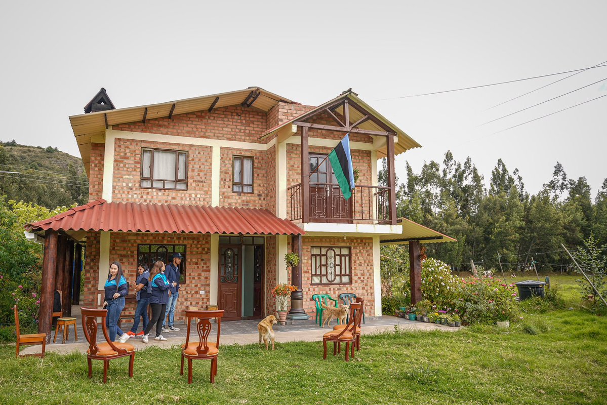 JorgeEmilioRey's tweet photo. A nuestra llegada a #Cucunubá, lo primero que hicimos fue visitar a doña María Ángel, en la vereda Buita, para comprobar cómo el gas natural transforma la economía de los hogares. Como ella, 840 familias dejaron de comprar gas GLP en cilindro para pagar una factura de gas natural domiciliario, reduciendo hasta en un 70 % el gasto mensual en este servicio. Un ahorro que hoy pueden destinar a las demás necesidades de sus hogares.

Gracias a una inversión de $5.200 millones, realizada por nuestro gobierno, junto con el alcalde Alexander Bello, la Secretaría de Energías y Minería Sostenible y la empresa prestadora, construimos 107 kilómetros de redes de distribución que hoy llevan gas natural a estas cerca de 3.000 personas de nueve veredas. Con este proyecto, Cucunubá alcanza un 80 % de cobertura rural y se ubica entre los municipios con mayor acceso a este servicio en Cundinamarca.

Llevar gas natural al campo es mejorar la calidad de vida de las familias, aliviar el bolsillo de los hogares y generar más oportunidades para nuestro sector rural.

#AndoCumpliendo con servicios públicos que transforman vidas.