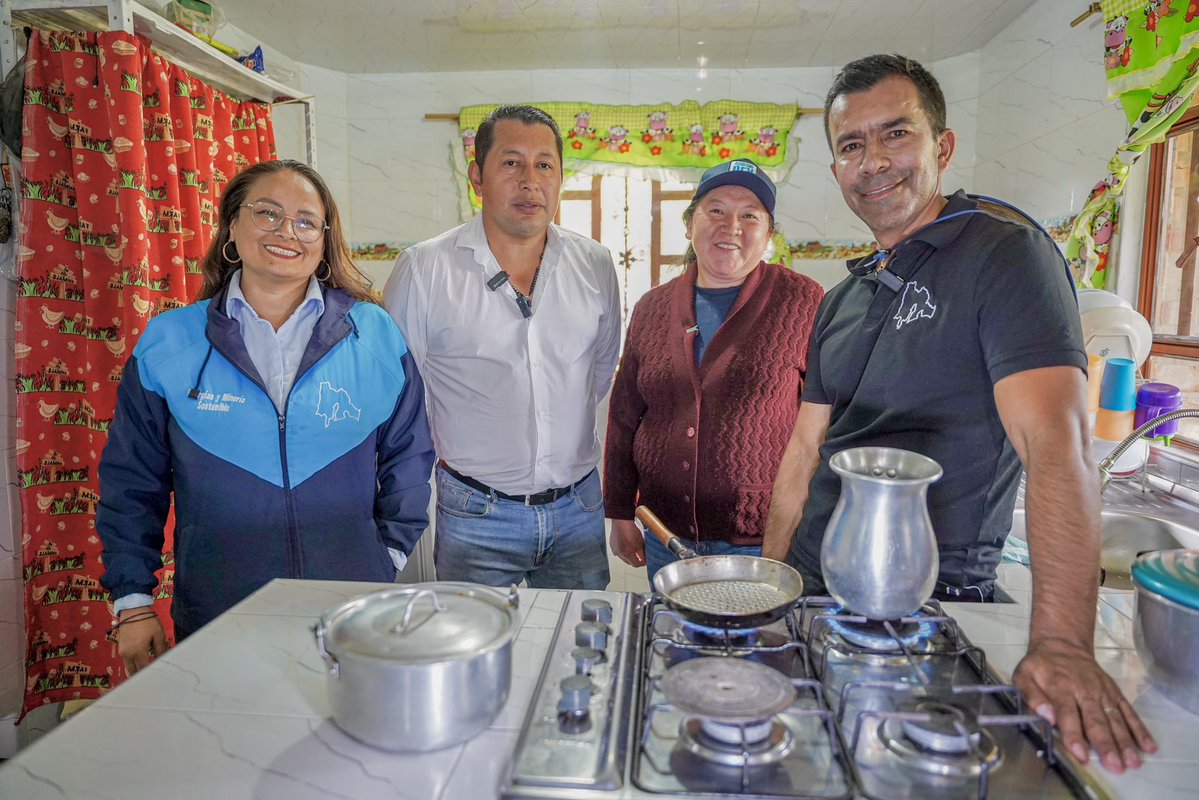 JorgeEmilioRey's tweet photo. A nuestra llegada a #Cucunubá, lo primero que hicimos fue visitar a doña María Ángel, en la vereda Buita, para comprobar cómo el gas natural transforma la economía de los hogares. Como ella, 840 familias dejaron de comprar gas GLP en cilindro para pagar una factura de gas natural domiciliario, reduciendo hasta en un 70 % el gasto mensual en este servicio. Un ahorro que hoy pueden destinar a las demás necesidades de sus hogares.

Gracias a una inversión de $5.200 millones, realizada por nuestro gobierno, junto con el alcalde Alexander Bello, la Secretaría de Energías y Minería Sostenible y la empresa prestadora, construimos 107 kilómetros de redes de distribución que hoy llevan gas natural a estas cerca de 3.000 personas de nueve veredas. Con este proyecto, Cucunubá alcanza un 80 % de cobertura rural y se ubica entre los municipios con mayor acceso a este servicio en Cundinamarca.

Llevar gas natural al campo es mejorar la calidad de vida de las familias, aliviar el bolsillo de los hogares y generar más oportunidades para nuestro sector rural.

#AndoCumpliendo con servicios públicos que transforman vidas.