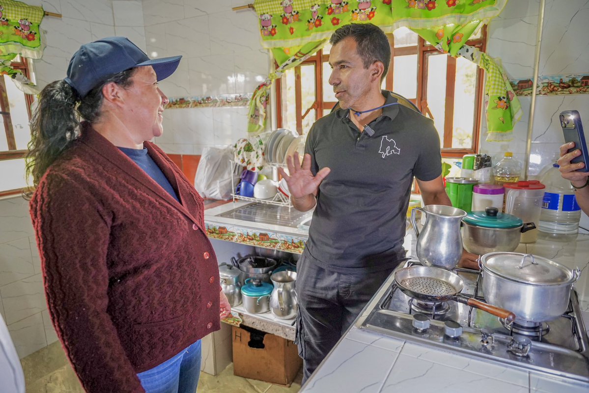 JorgeEmilioRey's tweet photo. A nuestra llegada a #Cucunubá, lo primero que hicimos fue visitar a doña María Ángel, en la vereda Buita, para comprobar cómo el gas natural transforma la economía de los hogares. Como ella, 840 familias dejaron de comprar gas GLP en cilindro para pagar una factura de gas natural domiciliario, reduciendo hasta en un 70 % el gasto mensual en este servicio. Un ahorro que hoy pueden destinar a las demás necesidades de sus hogares.

Gracias a una inversión de $5.200 millones, realizada por nuestro gobierno, junto con el alcalde Alexander Bello, la Secretaría de Energías y Minería Sostenible y la empresa prestadora, construimos 107 kilómetros de redes de distribución que hoy llevan gas natural a estas cerca de 3.000 personas de nueve veredas. Con este proyecto, Cucunubá alcanza un 80 % de cobertura rural y se ubica entre los municipios con mayor acceso a este servicio en Cundinamarca.

Llevar gas natural al campo es mejorar la calidad de vida de las familias, aliviar el bolsillo de los hogares y generar más oportunidades para nuestro sector rural.

#AndoCumpliendo con servicios públicos que transforman vidas.