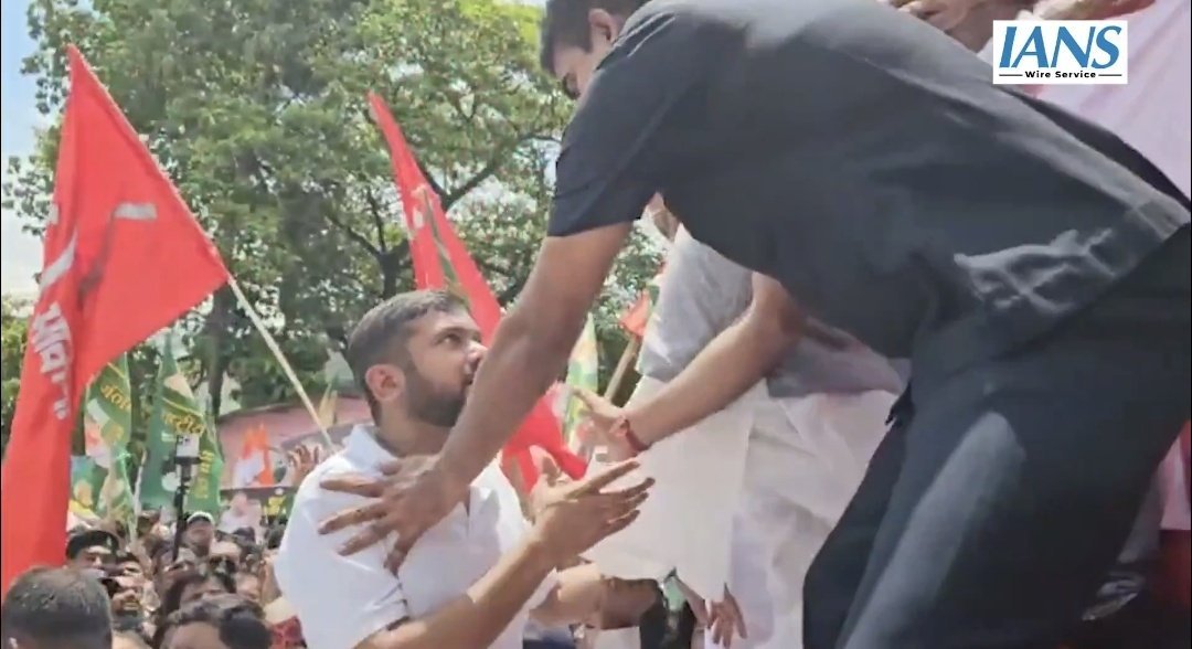 KSBUSingh's tweet photo. @kanhaiyakumar अभी तो ली अंगड़ाई है, आगे और लड़ाई है।

धर्मेंद्र गए, अब नरेंद्र की बारी है।

यहां तक तो ठीक है लेकिन इसकी 👇👇क्या कहानी है .....

शायद इसी प्रजाति को बिहार में थेथर कहते हैं 😎🤣😎 🍌🖕 https://t.co/ex7yI9L2ED