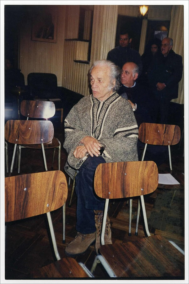 LuisMartinezSo's tweet photo. Una tarde con Parra en la SECh: 1994.
Por Ernesto González Barnert. 
https://t.co/FC7inQFyny 
con su poncho, con esa mirada —mitad lucidez, mitad intemperie— que en esos años derivó hacia lo que él mismo llamó una “economía mapuche de subsistencia”. Así posa, o no posa: distraído https://t.co/PYMKucyD1C