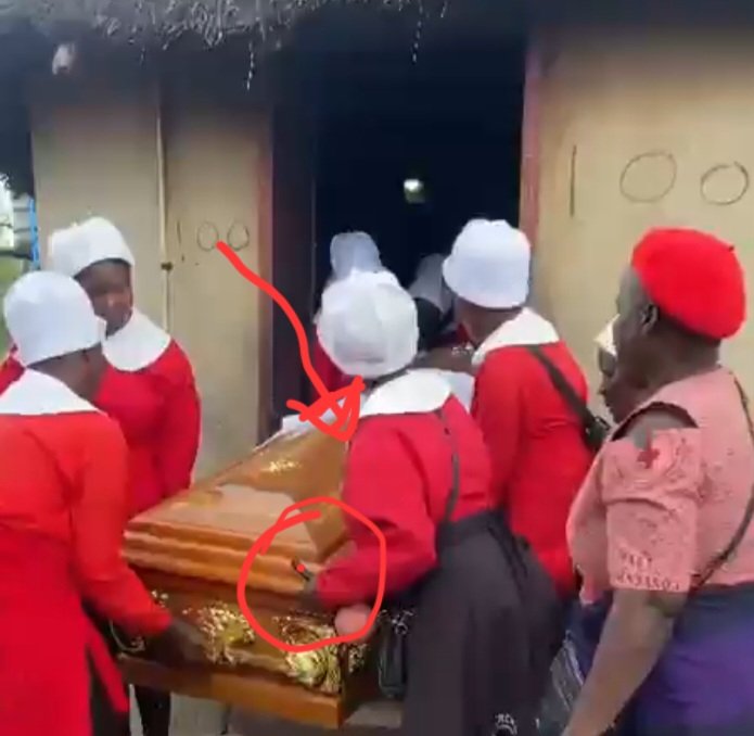 Mavhure's tweet photo. Moms iyi yasimudza corner ye coffin ikakanda something inside 🙆‍♂️🙆‍♂️🇿🇼🇿🇼 https://t.co/cSgjxjqHpA