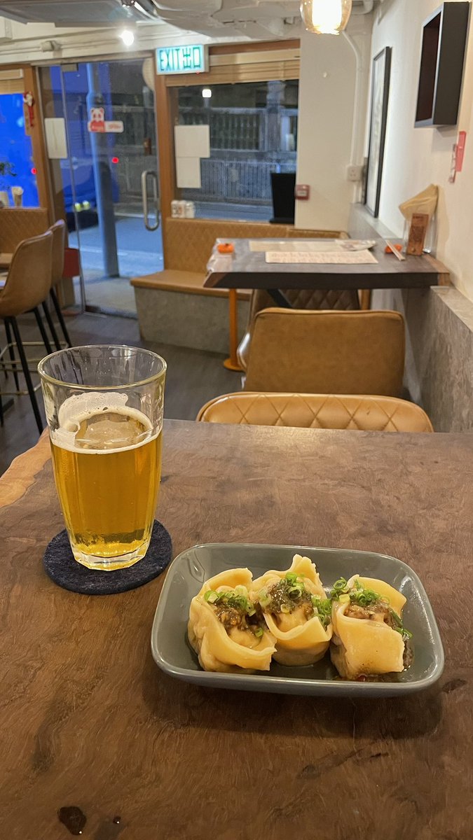 jacky500002's tweet photo. 是日有人話佢老婆落雨唔出家慶祝生日，但又要我買蛋糕俾錢，我話我不如俾番封利是算。
番完教會忙完堆野，就去拎番個排咗兩個字嘅蛋糕坐的番歸。番到去，又話即刻食蛋糕又嫌乜嫌物，我唔理佢哋就擺番自己份蛋糕入雪櫃，再去平時冇位坐嘅創新餃子食野。食完野，一見到會排八號波就乜都唔想做 https://t.co/eBSKNpRNNF