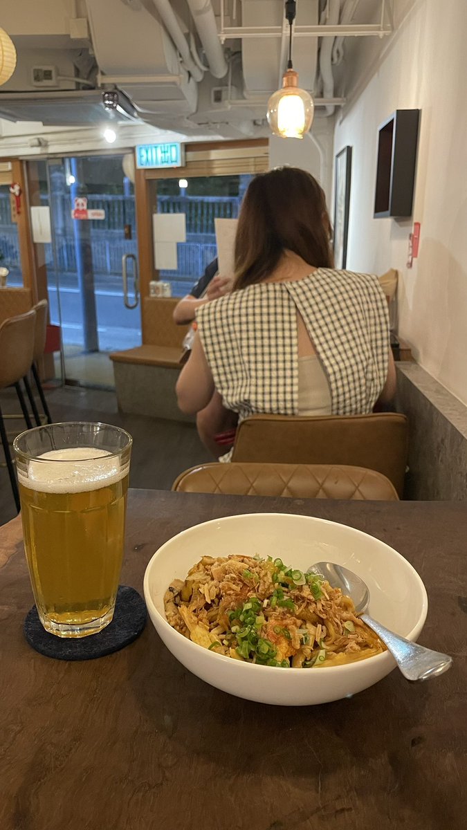jacky500002's tweet photo. 是日有人話佢老婆落雨唔出家慶祝生日，但又要我買蛋糕俾錢，我話我不如俾番封利是算。
番完教會忙完堆野，就去拎番個排咗兩個字嘅蛋糕坐的番歸。番到去，又話即刻食蛋糕又嫌乜嫌物，我唔理佢哋就擺番自己份蛋糕入雪櫃，再去平時冇位坐嘅創新餃子食野。食完野，一見到會排八號波就乜都唔想做 https://t.co/eBSKNpRNNF