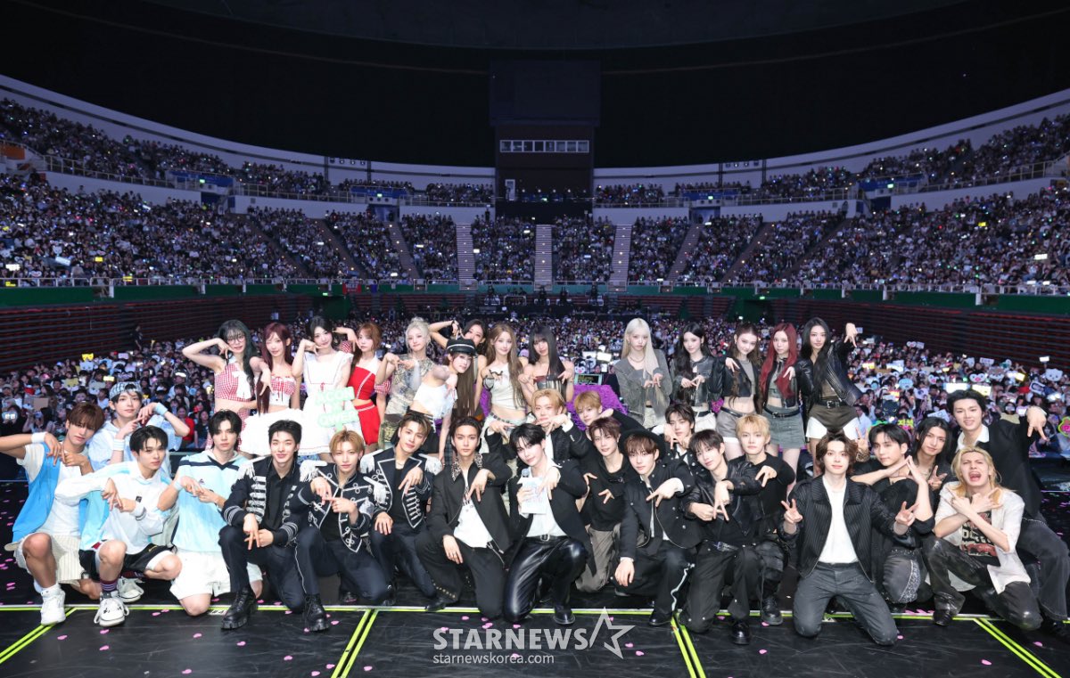 gunilsmenu's tweet photo. i really thought ode was missing from the ACON 2026 group photo 😭 turns out he was just in between sung hanbin and haru in the middle https://t.co/Jq9D3Axwk3