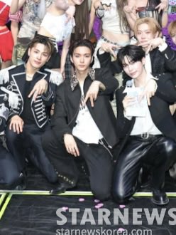 gunilsmenu's tweet photo. i really thought ode was missing from the ACON 2026 group photo 😭 turns out he was just in between sung hanbin and haru in the middle https://t.co/Jq9D3Axwk3