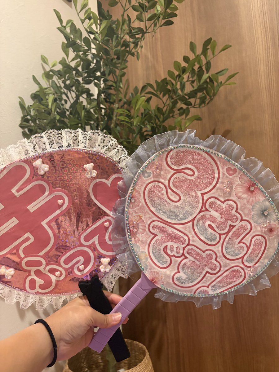 SayayaN___'s tweet photo. @kanayanofficial 
カナやーん❤️‍🔥昨日は金沢Liveありがとう😊💞
初めて娘と2人参戦したよ☺︎ˊ˗3さいです！のうちわ気づいてくれたかな☺️ずっとマジスタのミラー握りしめて「カナちゃんに見せる！」と謎の意気込みしてて見事最後まで実行してたんだよ😆笑
また母娘で会いに行かせてね❤︎だいすき！ https://t.co/vUg9TnG6Cn