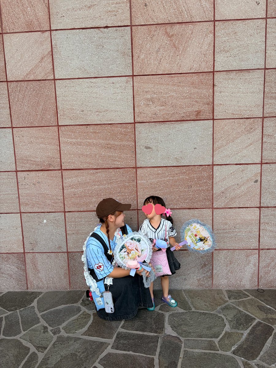 SayayaN___'s tweet photo. @kanayanofficial 
カナやーん❤️‍🔥昨日は金沢Liveありがとう😊💞
初めて娘と2人参戦したよ☺︎ˊ˗3さいです！のうちわ気づいてくれたかな☺️ずっとマジスタのミラー握りしめて「カナちゃんに見せる！」と謎の意気込みしてて見事最後まで実行してたんだよ😆笑
また母娘で会いに行かせてね❤︎だいすき！ https://t.co/vUg9TnG6Cn