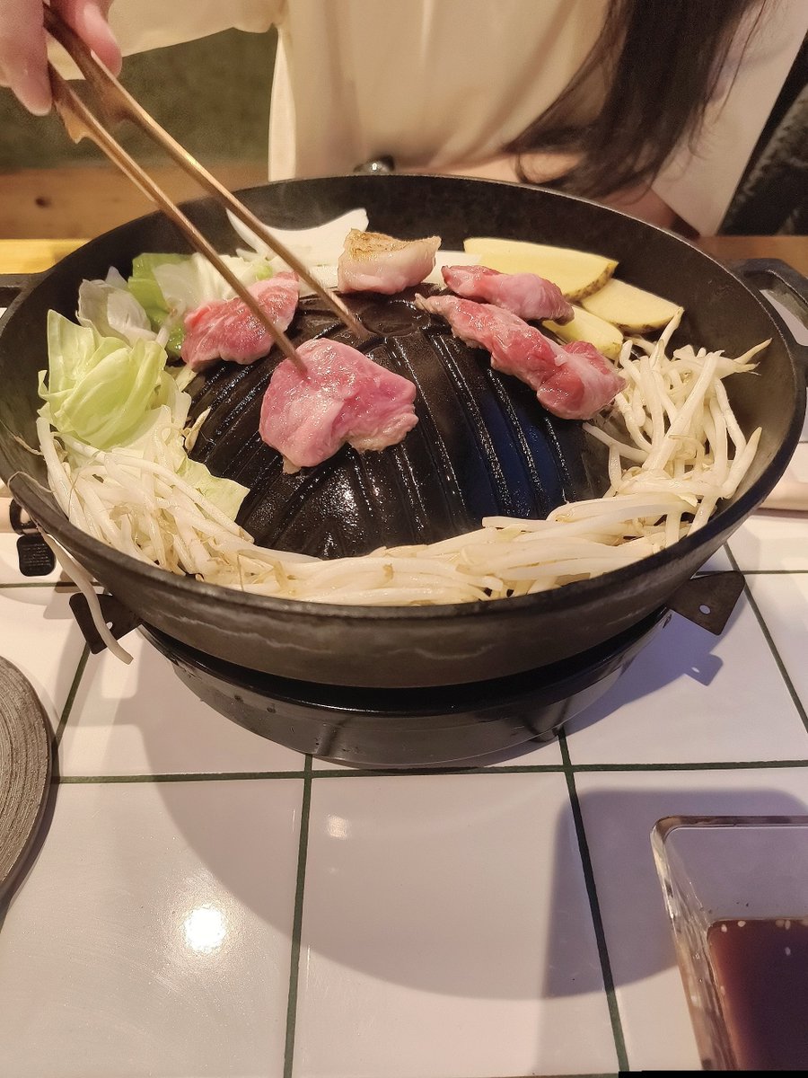 LIVINGLEGEND56's tweet photo. ラムシュタインと言う名のラム専門店に行きたい一心でバグサミ前乗りで名古屋きた！
白を基調とした女子供が好きそうなオシャレな店でラムシュタイン流れてなかった。ファイナルカウントダウン流れてた(謎)
名古屋のヒップホップ好き友達に付き合ってもらいジャンルレス過ぎたけど美味しかったですよ🤤 https://t.co/lvgRDbYApJ