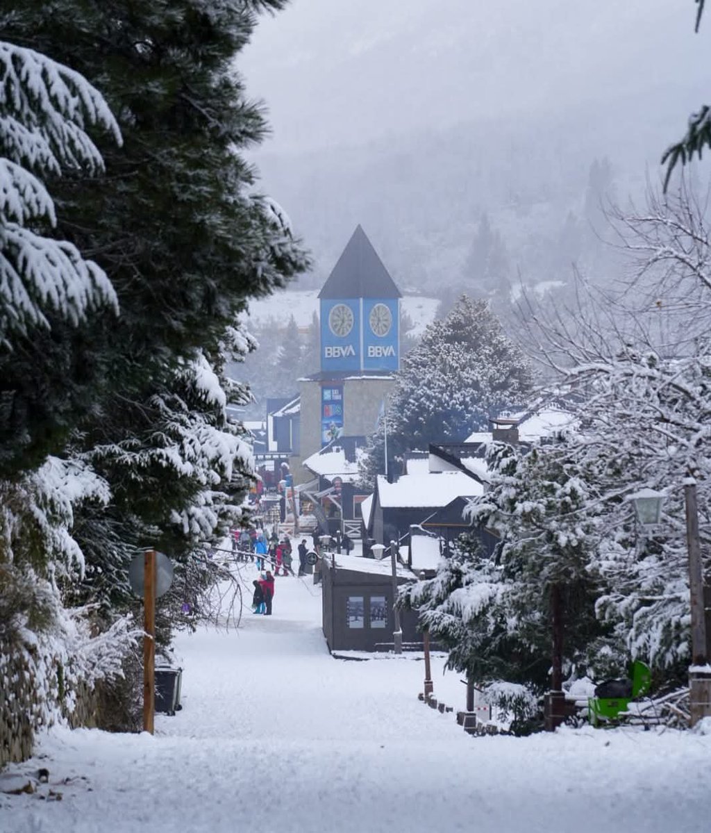 turisargentina's tweet photo. Llegó la nieve a la ciudad de Bariloche y nos regala sus mejores postales 🙌❄️🇦🇷💙

Fotos de Info24 https://t.co/6yIWLuljo2