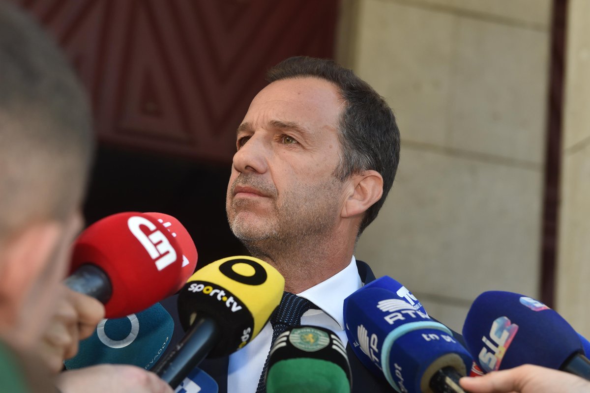 CabineSport's tweet photo. Varandas: "120 anos a engrandecer Portugal"

O presidente do Sporting CP, Frederico Varandas, discursou este sábado na Assembleia-Geral do Sporting antes do jogo desta noite frente ao AS Monaco, no Troféu Cinco Violinos que também marca a apresentação do plantel aos sócios em Alvalade antes do início oficial da nova temporada.

Eis o discurso completo:

"120 anos de Sporting, 120 anos reais de existência, 120 anos de ecletismo, 120 anos a formar atletas de excelência, 120 anos a engrandecer Portugal, 120 anos de Esforço, de Dedicação, de Devoção e de Glória.

A nossa missão, entenda-se de todos os sócios, é preparar e cuidar do Sporting CP para mais 120 anos de existência e de glória. É perceber que todos nós estamos, e sempre estaremos, abaixo do Clube. Nós só existimos enquanto Sportinguistas porque existe o nosso Sporting. Nada mais interessa que o Sporting.

É perceber também que o mundo não pára. O mundo de 1906 era muito diferente do mundo de 2026. Como o mundo de 2026 será muito diferente do mundo de 2146. Temos a obrigação de garantir a sobrevivência do Clube. Como na natureza e na evolução das espécies, quem não tem a capacidade de se adaptar às mudanças do mundo, acaba por se extinguir. As únicas coisas que são intemporais são o amor pelo Clube e os valores que este Clube representa. Valores esses que temos a responsabilidade de nunca defraudar.

Muito mais importante que vencer é a forma como se vence e a nossa forma de estar na vida. E é por isso que o Sporting é tão atacado. Quantas vezes já ouvimos isto: 'Eles julgam-se diferentes!'? Não… nós não somos 'diferentes'. Nós temos valores. Na vitória, na derrota e no exemplo para os mais novos sobre o que é cultura desportiva.

Este ano ficou mais uma vez, bem vincado, o rumo do Clube: competitividade das nossas equipas, sustentabilidade financeira, crescimento da nossa massa associativa, modernização do clube e das infraestruturas e recuperação de património que anteriormente tinha sido vendido por dificuldades financeiras.

No futebol fizemos a melhor campanha de sempre na Champions League e internamente, e ao contrário das últimas épocas, não conseguimos conquistar títulos, apesar de mais uma vez termos estado na decisão e na discussão final dos títulos.

Nas modalidades foi um ano histórico. Foi o ano com mais títulos conquistados de toda a história. Destaco a nossa 3ª Champions League no futsal, o título de Campeão do Mundo em hóquei em patins, o Tricampeonato do andebol, o Bicampeonato do voleibol, as conquistas das Taças de Portugal no basquetebol, no voleibol, no hóquei e no andebol. E ainda, entre muitos outros, os títulos de campeão no atletismo, no judo, no ténis de mesa e na ginástica.

Este ano ficou também marcado pelo recorde de receitas na quotização, ultrapassando os 15 milhões de euros. Estimamos ainda que, em 26/27, continuaremos a crescer e atingiremos os 16 milhões de receita. Estamos também a dias de atingir a marca histórica de 200.000 sócios. Isto é a maior prova do ativismo da massa associativa e a prova de como os sócios se revêem no Clube.

Depois da aquisição do Alvaláxia o ano passado, temos o objetivo agora de recuperar outro património estratégico do nosso estádio: o Holmes Place. Esta aquisição é muito importante para o plano de desenvolvimento do estádio que está em curso. Isto é a demonstração de robustez financeira que resulta na alteração de paradigma que nos permite adquirir património em vez de vender como se fazia no passado.

Desde que esta Direção chegou ao Sporting tivemos como objetivo que os sócios se revissem nas suas equipas, se revissem e se sentissem em casa no seu estádio. E, por fim, queremos que os nossos sócios se revejam no símbolo do nosso Sporting. Com esta proposta de alteração, acreditamos que todo o passado, como um próspero futuro, fica representado neste novo símbolo. O símbolo do Sporting Clube de Portugal.

Continuemos a caminhar, continuemos a crescer, continuemos a vencer.

Viva o Sporting!"