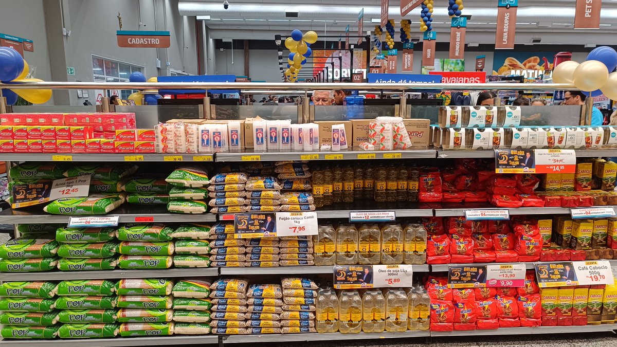 ofernandodoc's tweet photo. O que me deixa triste é perceber o olhar voltado para o lucro enquanto a cidade sofre e tenta se recompor. Vela e fósforo foram colocados estrategicamente na entrada, lugar onde geralmente ficam os produtos promocionais. Mais consciência e empatia pessoal! https://t.co/iHDjASZDxB
