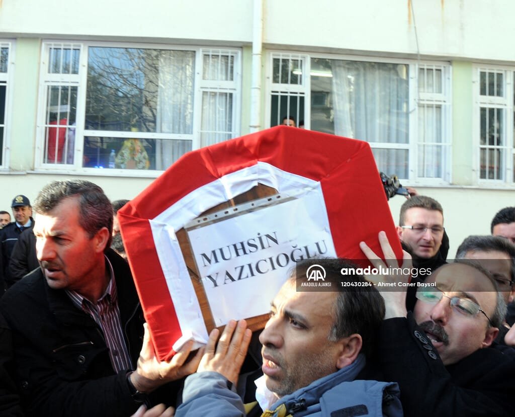 hakkioznur_uh's tweet photo. DEVLET DENETLEME KURULU RAPORUNDA ŞÜPHELER, İHMALLER, KUSURLAR TEK TEK ORTAYA ÇIKARILMIŞTI…

Şehit liderimizin eşi Gülefer Yazıcıoğlu'nun girişimleri üzerine Cumhurbaşkanı Abdullah Gül, Devlet Denetleme Kurulunu (DDK) devreye sokmuştur. 

Cumhurbaşkanı Gül'ün talimatıyla olayı incelemeye alan kurul, 24 Ocak 2011 tarihinde raporunu açıklamıştır. DDK raporunda olayla ilgili şüpheler, ihmal ve kusurlar ortaya konmuş; liderimizin ve dava arkadaşlarımızın ölümleri şüpheli bulunmuştur.

DDK raporunda, Sivil Havacılık Kurumu başta olmak üzere Ulaştırma Bakanlığı’na bağlı diğer ilgili kurumların ihmal ve kusurları tek tek sıralanmıştır. 

Bu kurumların belgelerde tahribat yaptıkları ve sahte evrak düzenledikleri de devam eden soruşturmalarda ortaya çıkmıştır. Raporda, dönemin ulaştırma bakanını ve bürokratlarını zora sokacak son derece önemli bilgiler ile tespitler yer almaktaydı. Nitekim 132 şüpheli arasında, Binali Yıldırım’a bağlı olan Sivil Havacılık Kurumu’nun mensupları da bulunmaktaydı. Gerçekler ortaya çıkınca ne yapacağını şaşıran Ulaştırma Bakanı ise olayı bir kaza gibi göstermeye çalışmıştır.

Cumhurbaşkanlığı Devlet Denetleme Kurulu´nun kamuoyuna yansıyan raporunda, enkazda bulunamayan cihazlarla ilgili şu önemli tespitler yer almıştır: "Cihazların 31.03.2009 günü öğle saatlerinde yok olduğu/çalındığı anlaşılmıştır. 

Bölgede saat 17.00´ye kadar çalışmalarını sürdüren Kara Kuvvetleri´ne ait Sikorsky helikopterin kaza kırım heyetinde yer alan bazı personelin, TC-HEK işaretli helikopter enkazı üzerinde çalışma yaptığı görülmüştür. Başta Sikorsky helikopterin kaza kırım heyeti olmak üzere tüm şüpheliler hakkında soruşturma yapılması önerilmektedir." Yaptığı inceleme ile soruşturmanın seyrini değiştiren Devlet Denetleme Kurulu, enkazdaki eksiklikleri tek tek tespit etmiştir. Rapora göre, haritada yer alan doğru koordinatlar yerine alakasız bölgelerde aramalar yapılmıştır.

DDK raporlarına göre asıl skandal ise helikopterin düşürüldüğü saatlerde yaşanmıştır. Aramadaki ihmali saklamak amacıyla faaliyetlerin büyük bir kısmı birer saat geriye alınarak kaydedilmiş, saatlerle oynanmıştır. Skandal bununla da sınırlı kalmamış; arama kurtarma operasyonunun kaydedildiği Jandarma Ceridesi´nin bazı sayfaları sonradan yeniden yazılmış, hatta ceridenin bazı sayfaları imzasız bırakılmıştır.

DDK raporunda Ulaştırma Bakanlığı ve bağlı kurumlara yönelik çok ağır ithamlar, kusurlar ve ihmaller yer almaktadır. 15 yıl önce yayımlanan bu rapora ve daha sonra ortaya çıkan somut belgelere rağmen, olayda adı geçen askeri ve sivil kurumlar ile bürokratlar hep korunmuş ve kollanmıştır. Arama-kurtarma sürecini akamete uğratan, devlet ciddiyetiyle bağdaşmayan sorumsuzca açıklamalar yapanlar, siyasal iktidar tarafından yıllardır koruma altında tutulmaktadır. Dönemin siyasi sorumlusu olan bakanlar ile askeri ve sivil bürokrasi, soruşturma ve yargılama safhasına sokulmamakta, dosyaya dahil edilmemektedir.