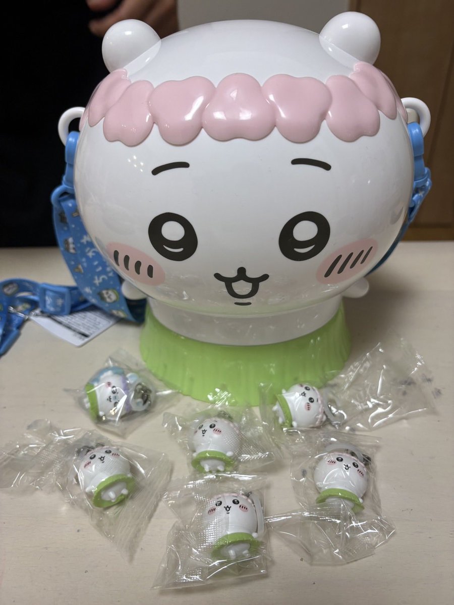 mocomoco301's tweet photo. ちいかわチャームミニフィギュア、、
6人で観に行ってこれはなくない😭😭
古本屋、モモンガ、ちいかわ以外と
誰か交換しませんか、、😭⁉️ https://t.co/JNmaQdP5qs