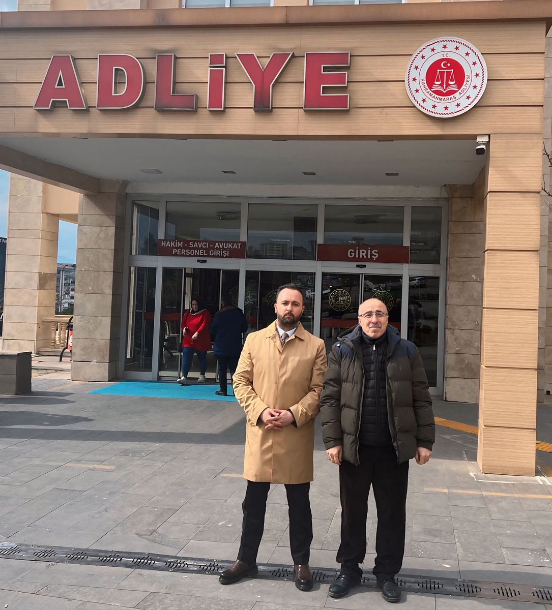 hakkioznur_uh's tweet photo. DEVLET DENETLEME KURULU RAPORUNDA ŞÜPHELER, İHMALLER, KUSURLAR TEK TEK ORTAYA ÇIKARILMIŞTI…

Şehit liderimizin eşi Gülefer Yazıcıoğlu'nun girişimleri üzerine Cumhurbaşkanı Abdullah Gül, Devlet Denetleme Kurulunu (DDK) devreye sokmuştur. 

Cumhurbaşkanı Gül'ün talimatıyla olayı incelemeye alan kurul, 24 Ocak 2011 tarihinde raporunu açıklamıştır. DDK raporunda olayla ilgili şüpheler, ihmal ve kusurlar ortaya konmuş; liderimizin ve dava arkadaşlarımızın ölümleri şüpheli bulunmuştur.

DDK raporunda, Sivil Havacılık Kurumu başta olmak üzere Ulaştırma Bakanlığı’na bağlı diğer ilgili kurumların ihmal ve kusurları tek tek sıralanmıştır. 

Bu kurumların belgelerde tahribat yaptıkları ve sahte evrak düzenledikleri de devam eden soruşturmalarda ortaya çıkmıştır. Raporda, dönemin ulaştırma bakanını ve bürokratlarını zora sokacak son derece önemli bilgiler ile tespitler yer almaktaydı. Nitekim 132 şüpheli arasında, Binali Yıldırım’a bağlı olan Sivil Havacılık Kurumu’nun mensupları da bulunmaktaydı. Gerçekler ortaya çıkınca ne yapacağını şaşıran Ulaştırma Bakanı ise olayı bir kaza gibi göstermeye çalışmıştır.

Cumhurbaşkanlığı Devlet Denetleme Kurulu´nun kamuoyuna yansıyan raporunda, enkazda bulunamayan cihazlarla ilgili şu önemli tespitler yer almıştır: "Cihazların 31.03.2009 günü öğle saatlerinde yok olduğu/çalındığı anlaşılmıştır. 

Bölgede saat 17.00´ye kadar çalışmalarını sürdüren Kara Kuvvetleri´ne ait Sikorsky helikopterin kaza kırım heyetinde yer alan bazı personelin, TC-HEK işaretli helikopter enkazı üzerinde çalışma yaptığı görülmüştür. Başta Sikorsky helikopterin kaza kırım heyeti olmak üzere tüm şüpheliler hakkında soruşturma yapılması önerilmektedir." Yaptığı inceleme ile soruşturmanın seyrini değiştiren Devlet Denetleme Kurulu, enkazdaki eksiklikleri tek tek tespit etmiştir. Rapora göre, haritada yer alan doğru koordinatlar yerine alakasız bölgelerde aramalar yapılmıştır.

DDK raporlarına göre asıl skandal ise helikopterin düşürüldüğü saatlerde yaşanmıştır. Aramadaki ihmali saklamak amacıyla faaliyetlerin büyük bir kısmı birer saat geriye alınarak kaydedilmiş, saatlerle oynanmıştır. Skandal bununla da sınırlı kalmamış; arama kurtarma operasyonunun kaydedildiği Jandarma Ceridesi´nin bazı sayfaları sonradan yeniden yazılmış, hatta ceridenin bazı sayfaları imzasız bırakılmıştır.

DDK raporunda Ulaştırma Bakanlığı ve bağlı kurumlara yönelik çok ağır ithamlar, kusurlar ve ihmaller yer almaktadır. 15 yıl önce yayımlanan bu rapora ve daha sonra ortaya çıkan somut belgelere rağmen, olayda adı geçen askeri ve sivil kurumlar ile bürokratlar hep korunmuş ve kollanmıştır. Arama-kurtarma sürecini akamete uğratan, devlet ciddiyetiyle bağdaşmayan sorumsuzca açıklamalar yapanlar, siyasal iktidar tarafından yıllardır koruma altında tutulmaktadır. Dönemin siyasi sorumlusu olan bakanlar ile askeri ve sivil bürokrasi, soruşturma ve yargılama safhasına sokulmamakta, dosyaya dahil edilmemektedir.