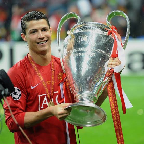 UTDbrims's tweet photo. 🗣️Vinícius Júnior.

C Ronaldo is my idol and inspiration I respect him a lot and that’s the reason why I won’t accept the move linking me to London club arsenal Fc, I would rather go to Manchester United where my goat started his journey and a club that have won European trophy. https://t.co/zSkz4dNSg7